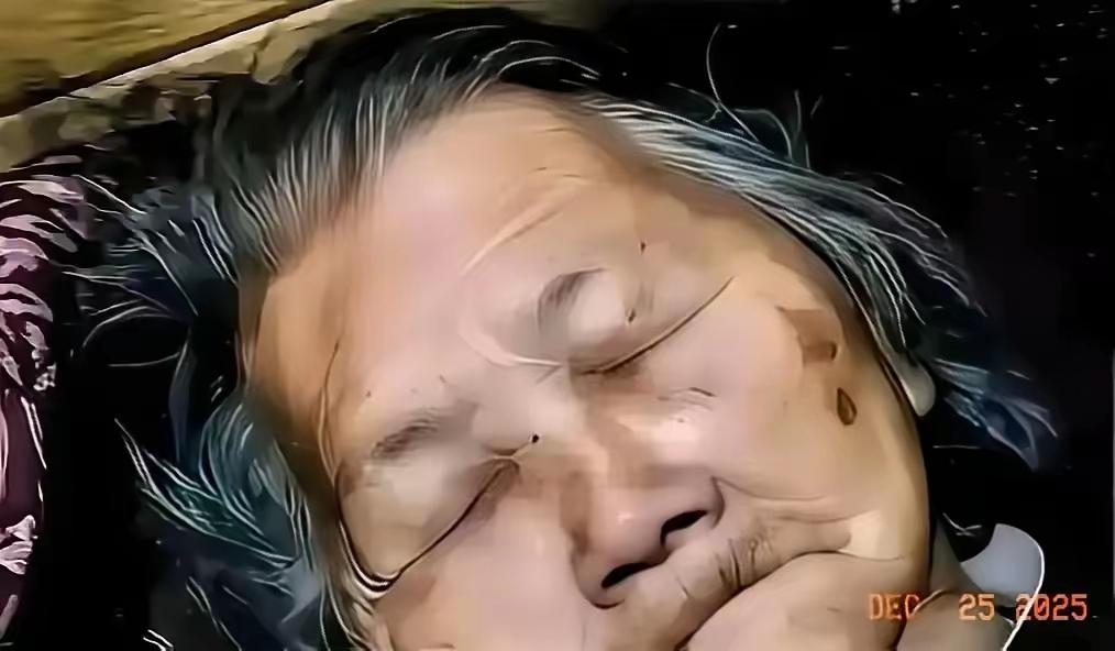 令人心痛啊"一位八十二岁的老太太，趁着女儿出门买菜的时候，自己把家里收拾得干干净