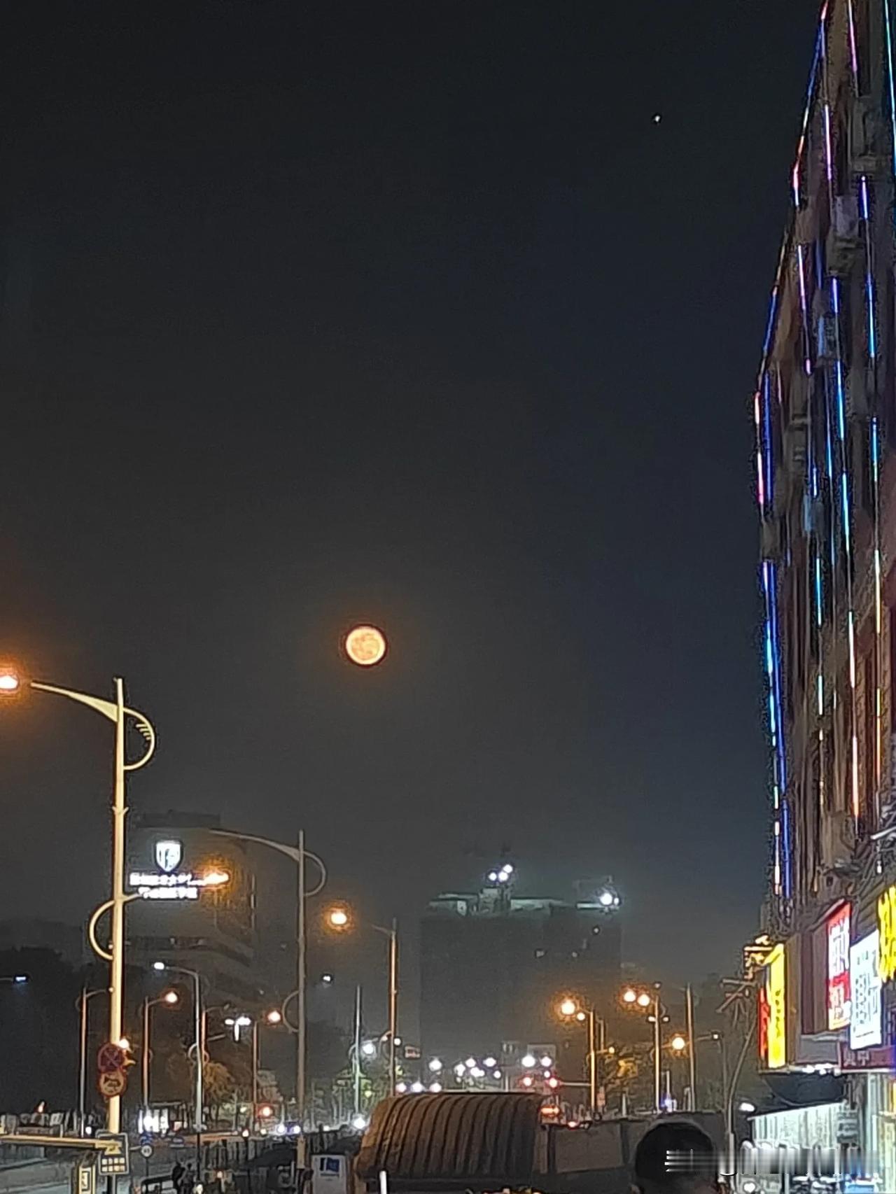 老公又获得了优秀员工。为他感到高兴，今天老公回来有点晚，因为有领导请他们部门吃