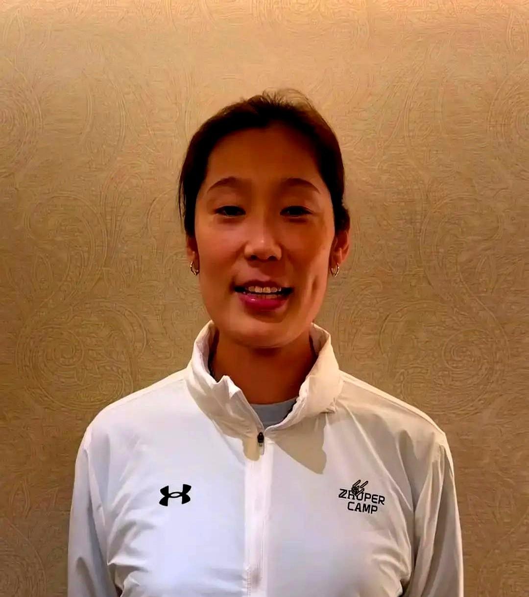 朱婷这次露面，前面那串“中国女排”没了，换成了“女排运动员”。国家队的大名单里