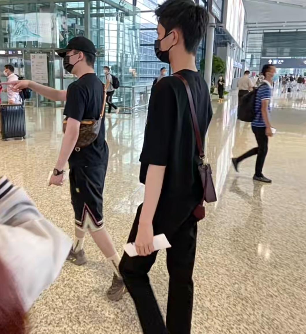 他的背真的非常直，甚至比很多军人的背还挺直，那么瘦，身姿还那么有板有眼，他是我见