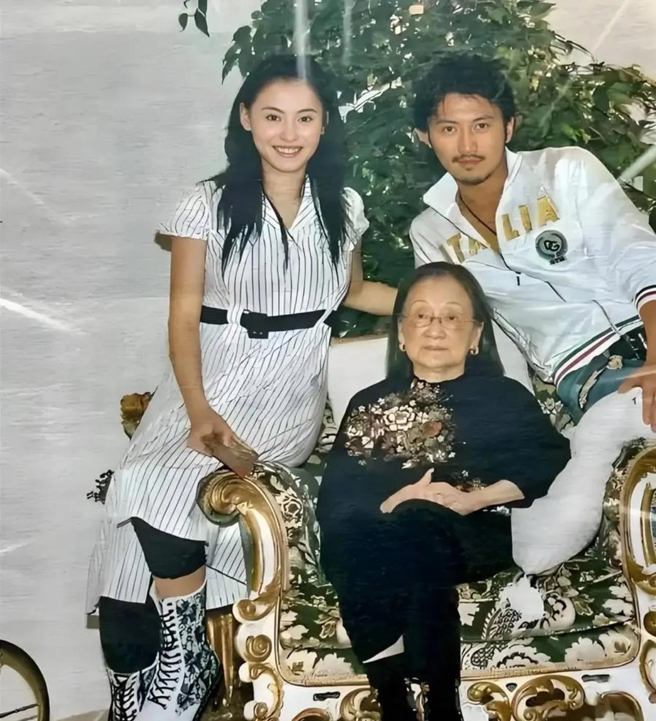 2007年，谢霆锋带着当时的妻子张柏芝一同前往温哥华看奶奶，当时的张柏芝看上去有