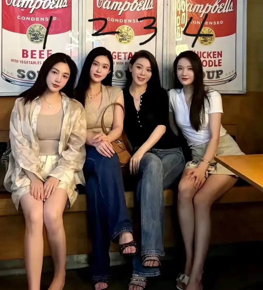 4位闺蜜合影谁更漂亮？