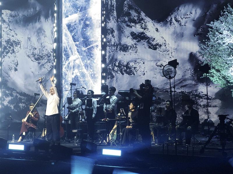 刀郎的《西海情歌》绝对是融入了生活感受与感悟的佳作。在那个“神仙打架”的乐坛，刀