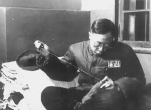 1959年，郭沫若和溥仪一起参加晚宴，宴会上郭沫若对溥仪说：“来给我当助手吧！吃