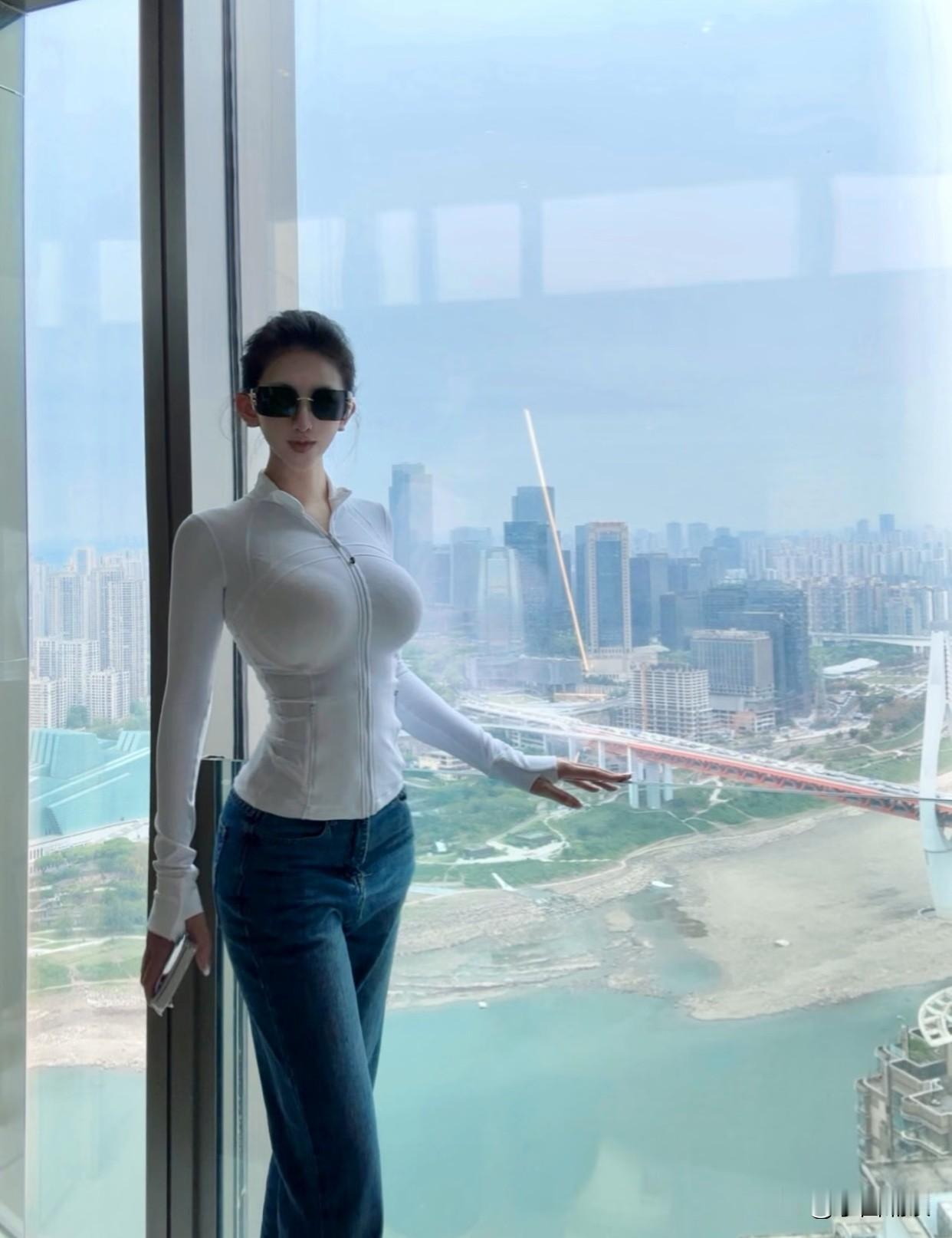 我是一个恐高的人，看了这张照片，心里好害怕！