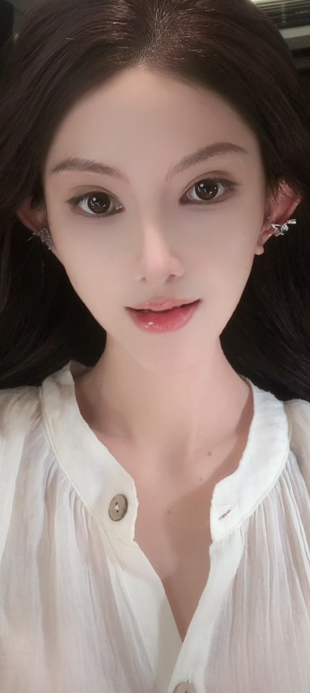 这姑娘眼睛真大，好可爱！