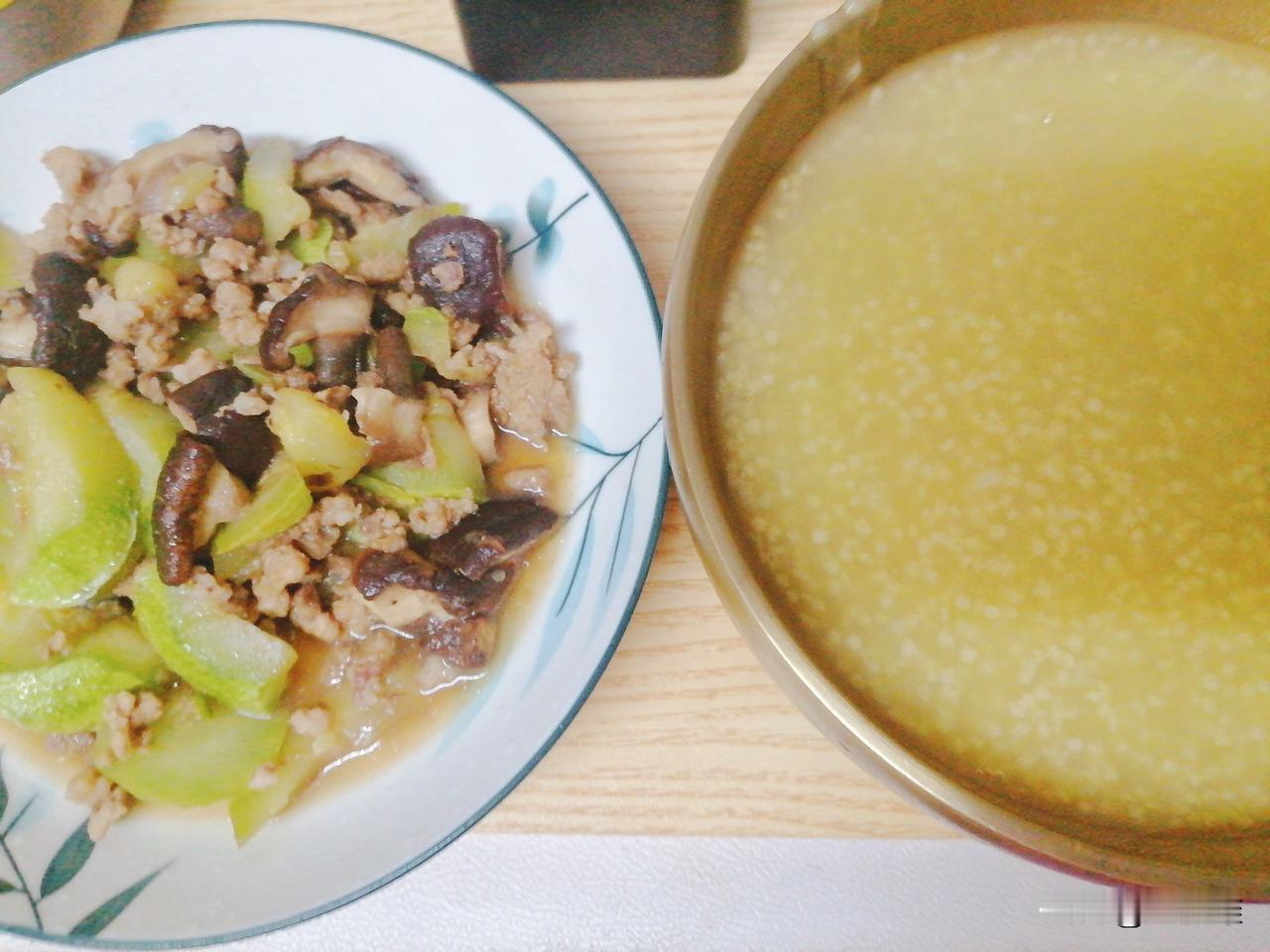 早餐:二米粥，西葫芦炒香菇，肉沫。我昨晚睡了六小时十分钟，今天下午再补补觉。