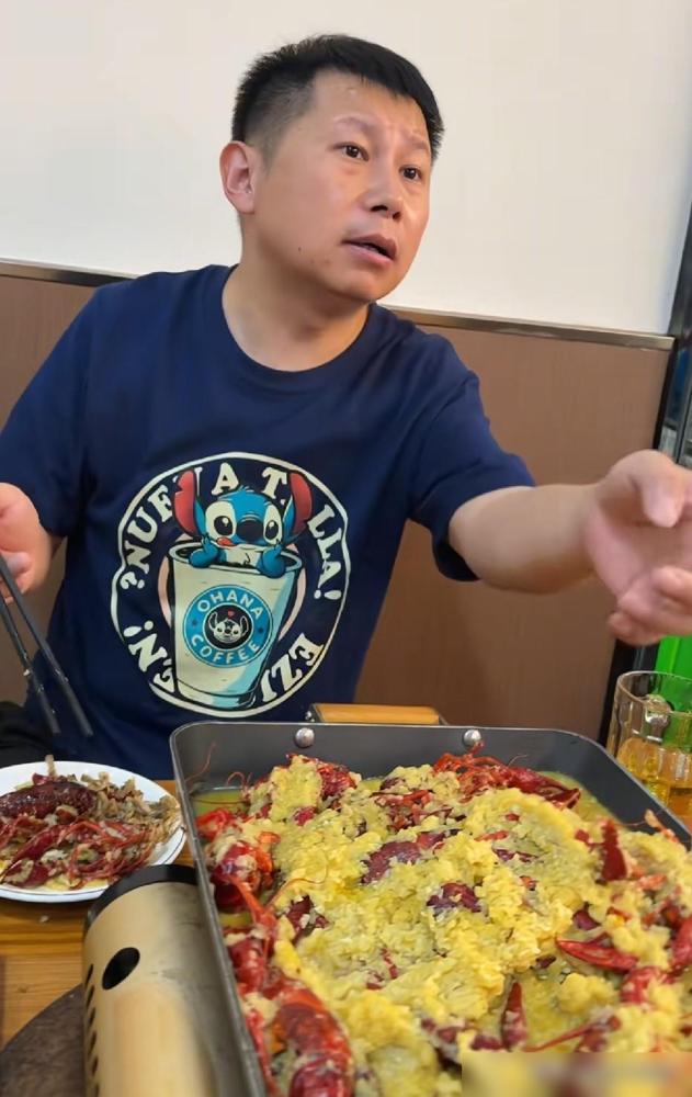 武汉的朱女士晚上在家缝扣子，起身拿个东西再坐回来，脚底像被蚊子叮了一下。我看