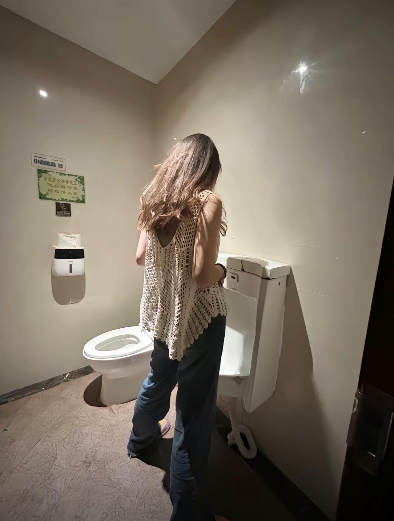 上个厕所一转身吓我一激灵！她她她…..她不是女的吗？那不是小便池吗？