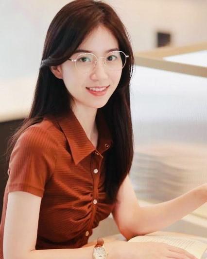 我的一个朋友，在房地产公司工作，月薪2万多元，她很满意，也很在意这份工作。但是