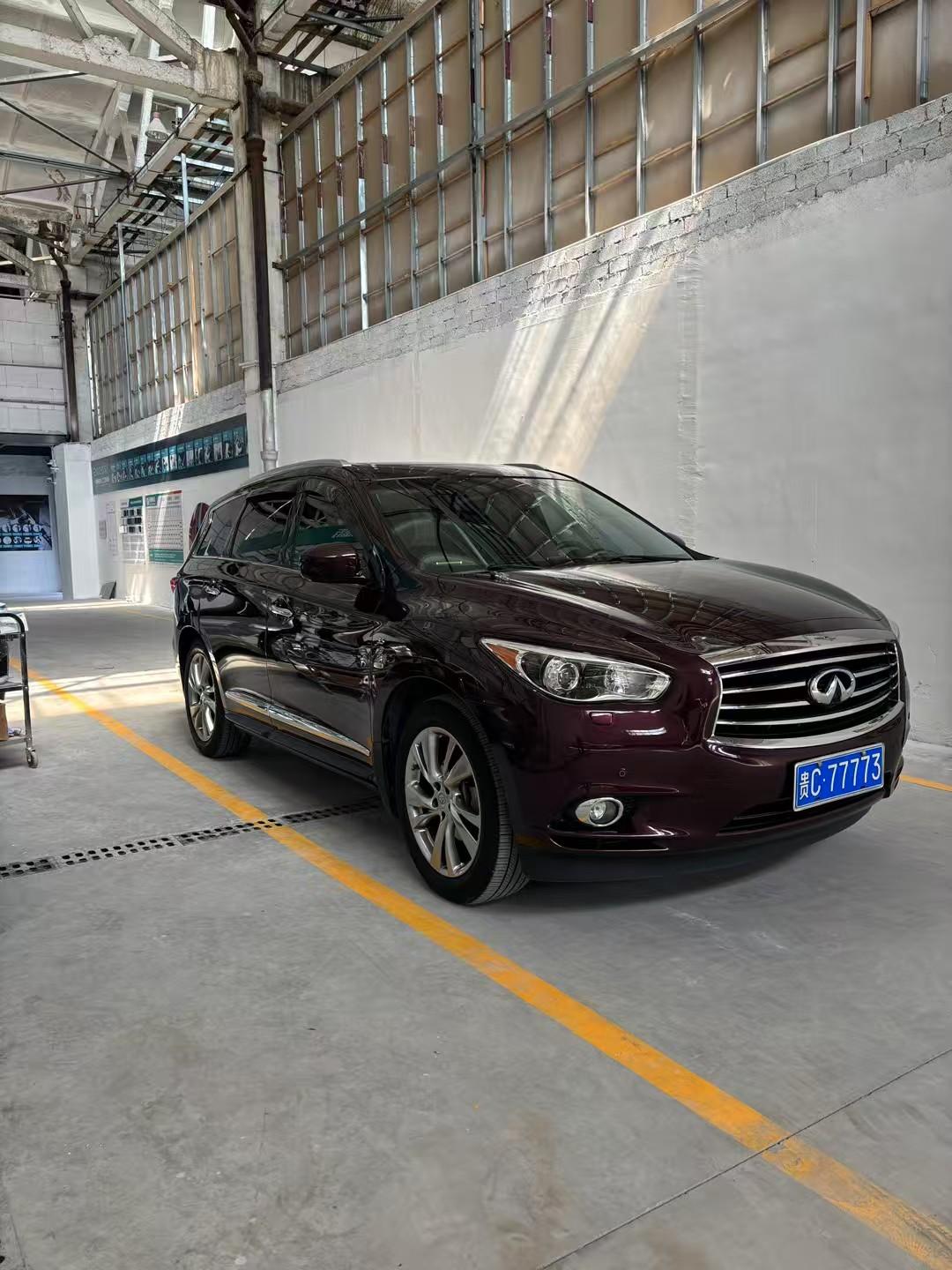 这辆英菲尼迪价值不便宜这车牌也很牛逼啊