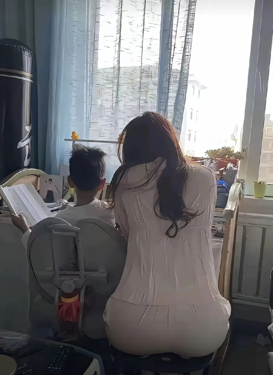 给孩子请了个家教看样子学问不错希望孩子好好跟着学习考出一个好成绩