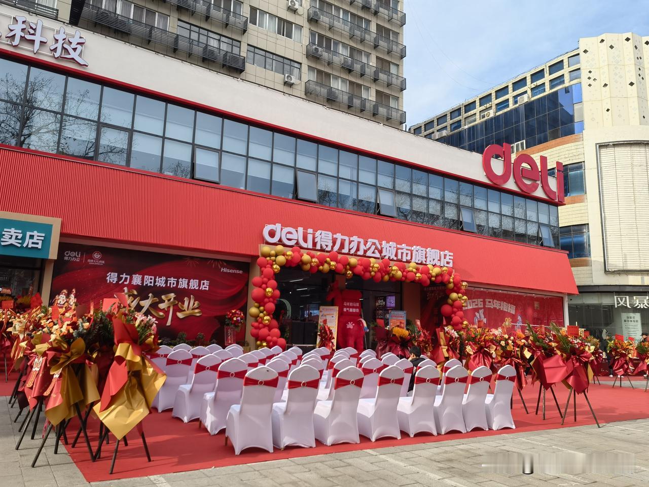 火车站附近的襄阳铁路文化宫不知道什么时候突然开了一家文具店，看着规模不算小，今天