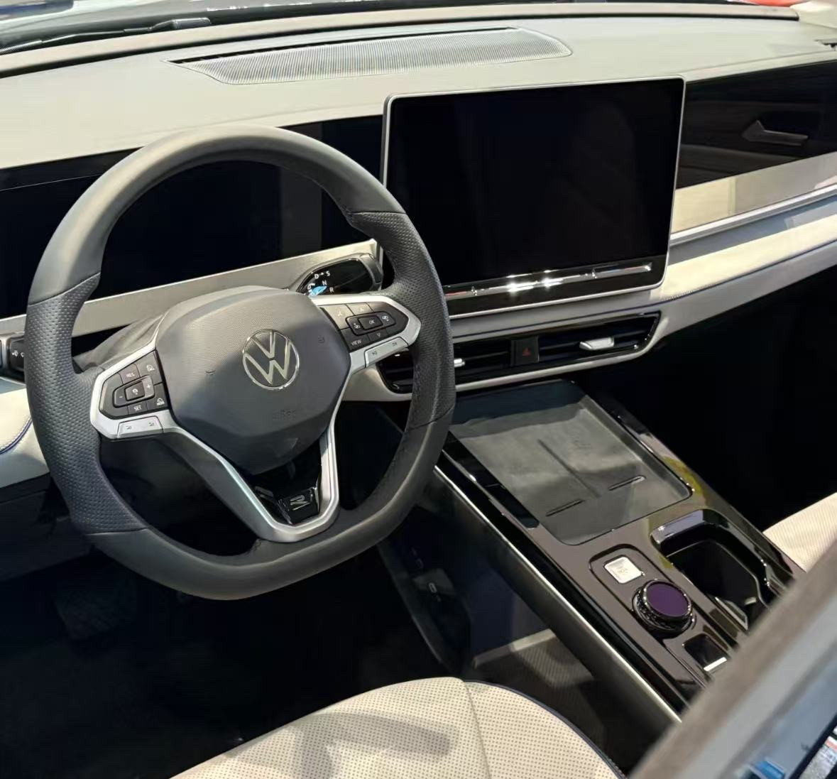 全新揽巡给人的第一印象，就是“大”而且“稳”。车身长度增加69mm后，车长突破5