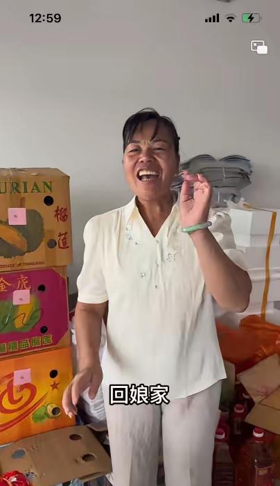 全红婵妈妈也算扬眉吐气了，回娘家准备了好多礼品，自己也打扮的很贵气……全红婵妈