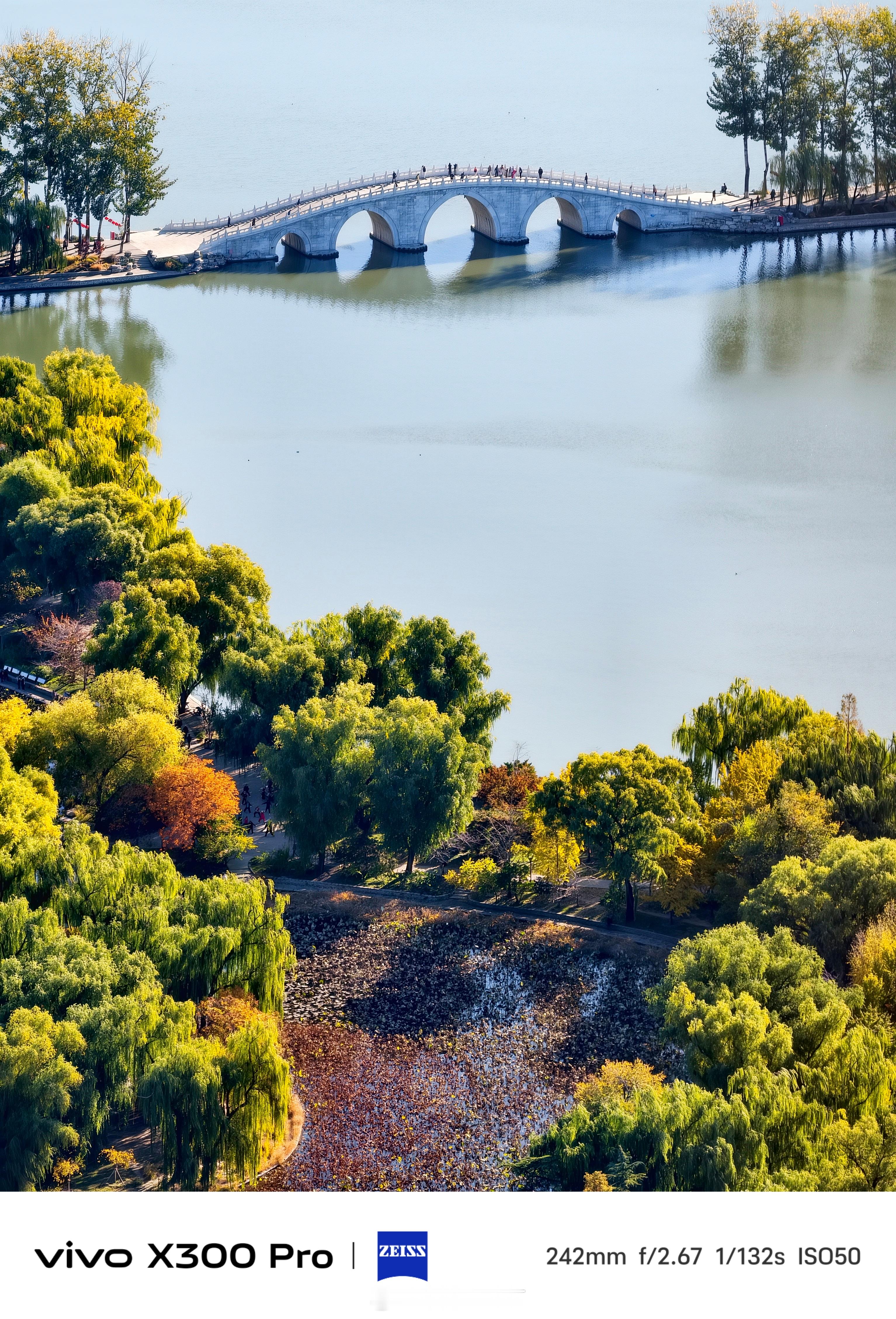 《用长焦定格北京的秋天｜电视塔上瞰北京》在中央电视塔238米露天观景台上，用2亿