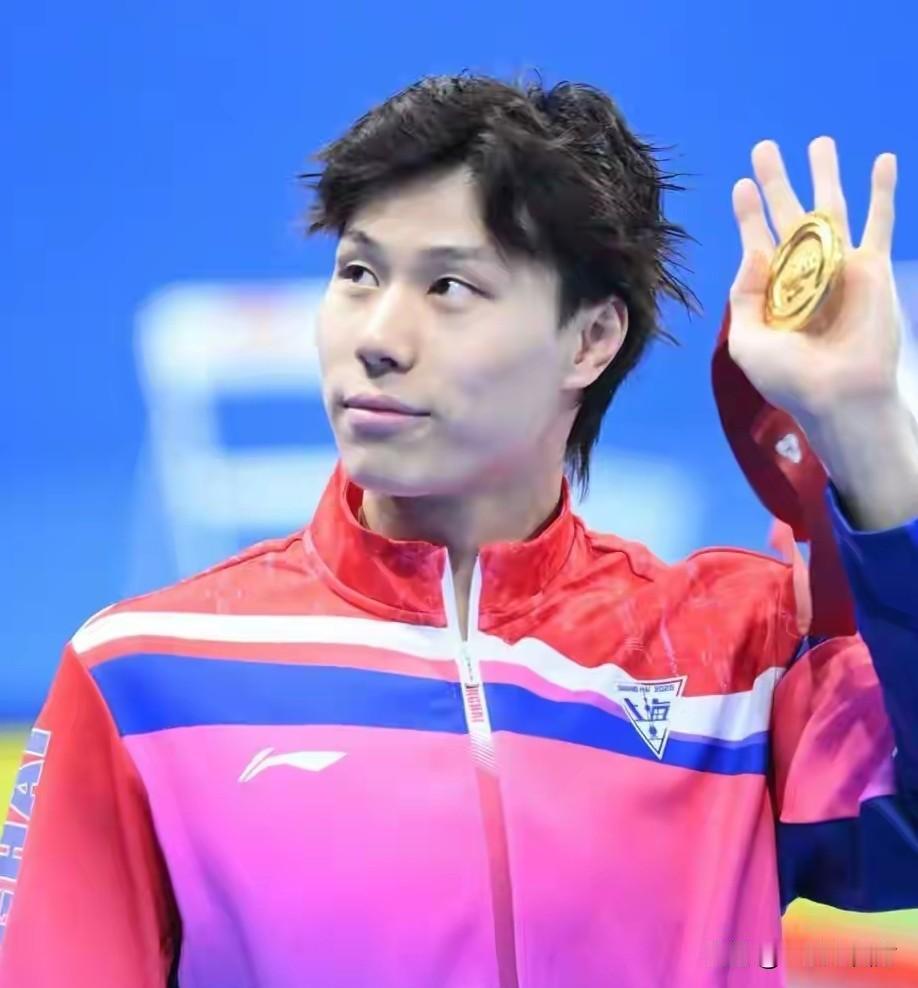 第十五届全运会男子200米蛙泳决赛，世界纪录保持者覃海洋全程领先，最终以2分07