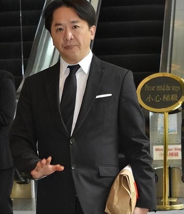 香港最怂的富二代邓兆尊，他守着15亿遗产躺吃了27年，利息滚到17亿。3个女友同