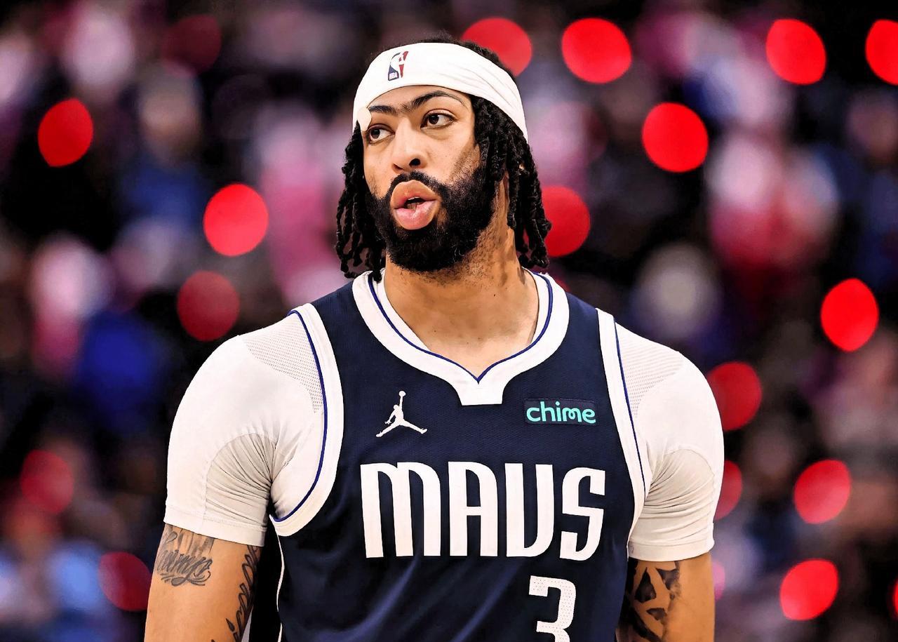 浓眉真是被独行侠坑惨了啊！能打球，老板杜蒙特不让上。根据知名记者Marc报道