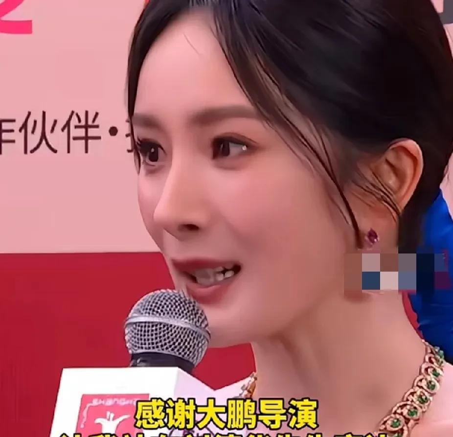 #杨幂#电影《长安的荔枝》剧组亮相第27届上海国际电影节开幕红毯。杨幂高情商