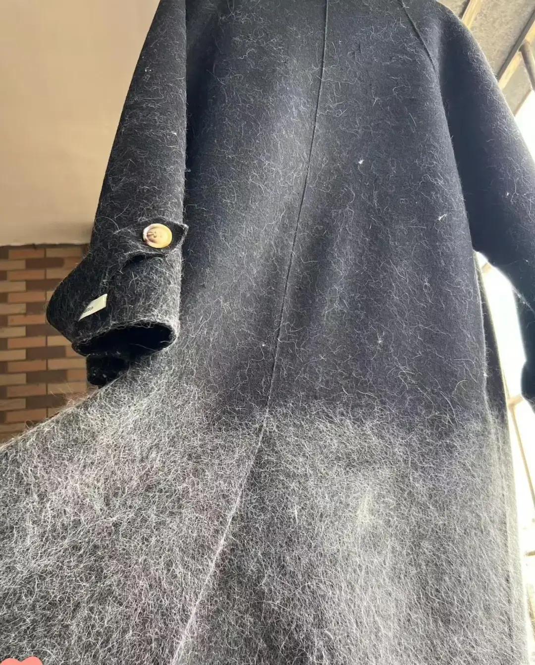 几千块买件羊毛大衣，洗坏就在一念之间。很多人以为小心水洗就行，结果大衣直接