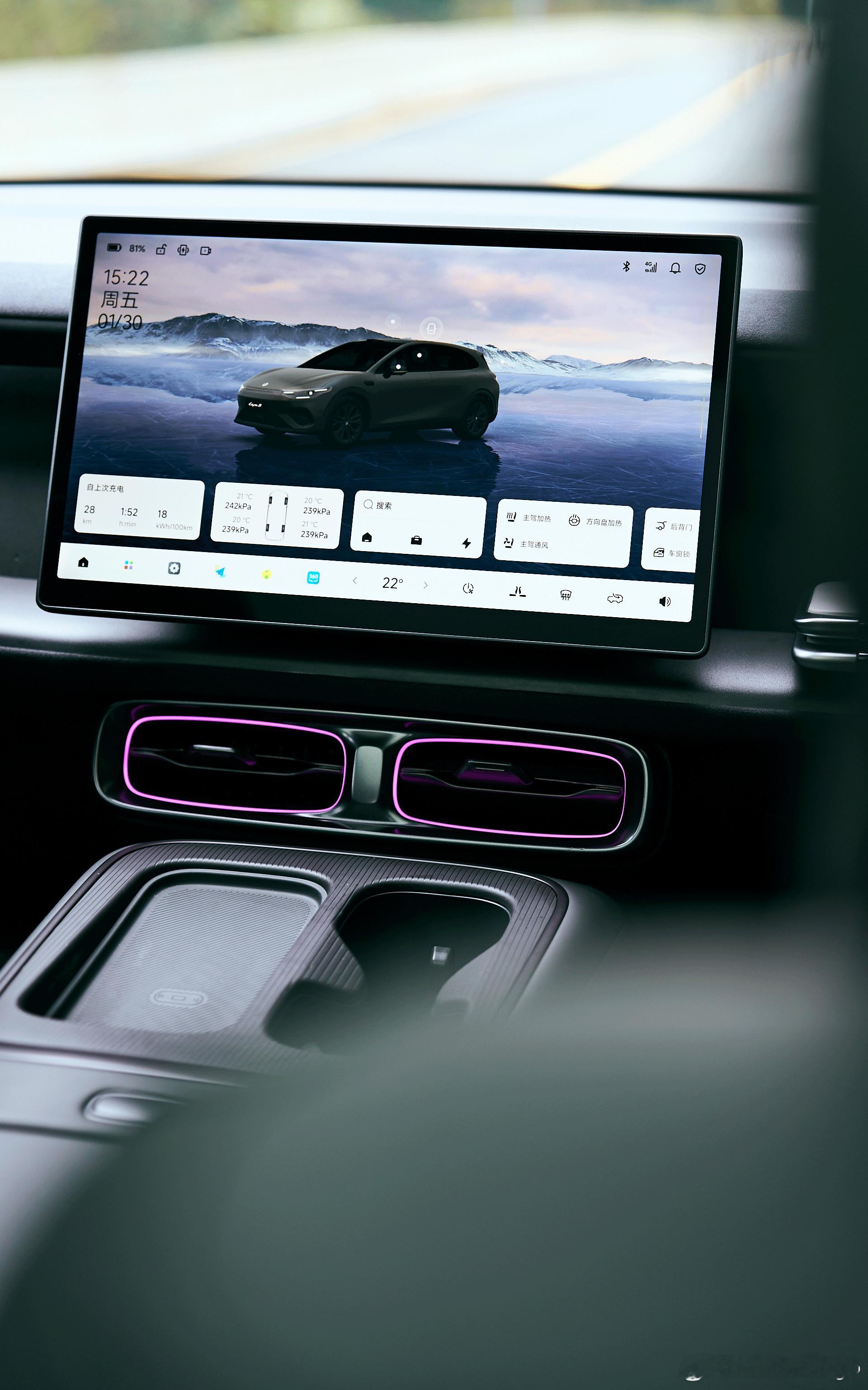 最近几天刚试完零跑Lafa5这台车，彻底对零跑的底盘改观了，这台车小钢炮动力