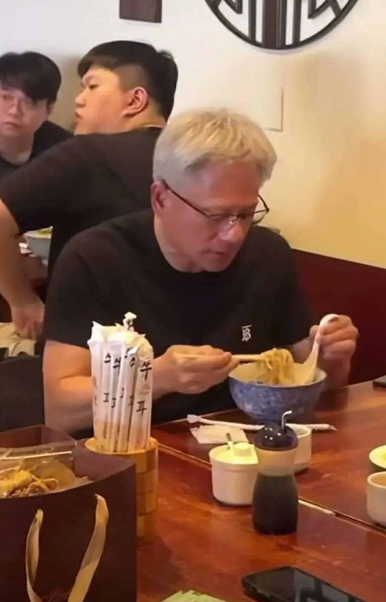 我发现了，越是富人越不在乎别人的眼光。你看这个黄仁勋，净资产达1063亿美元，就
