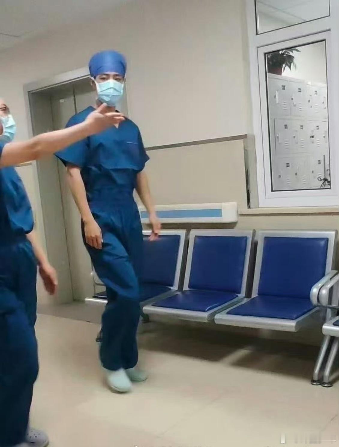 肖战小城良方手术服路透图肖战手术服路透图这手术服路透直接把“医生代入感”拉满！