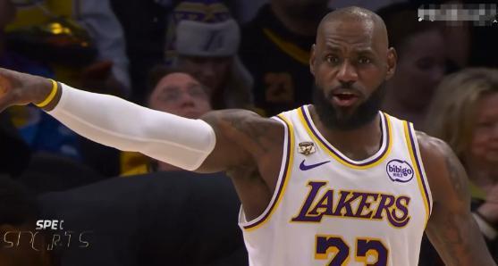 湖人巨星詹姆斯竟然化身为了一名浪投王！在昨天湖人主场迎战爵士的比赛中，目前两队的