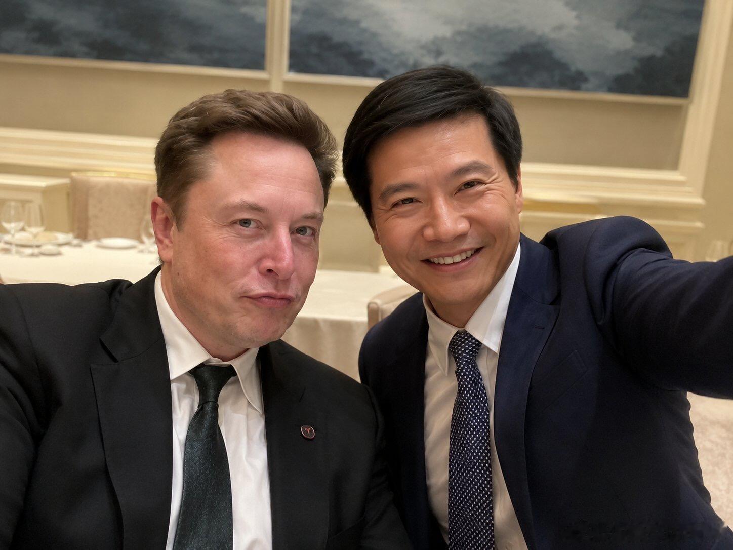 成功人士也逃不过“先拍照再说”。首富自带显眼包属性，举着手机原地360°转圈沉浸