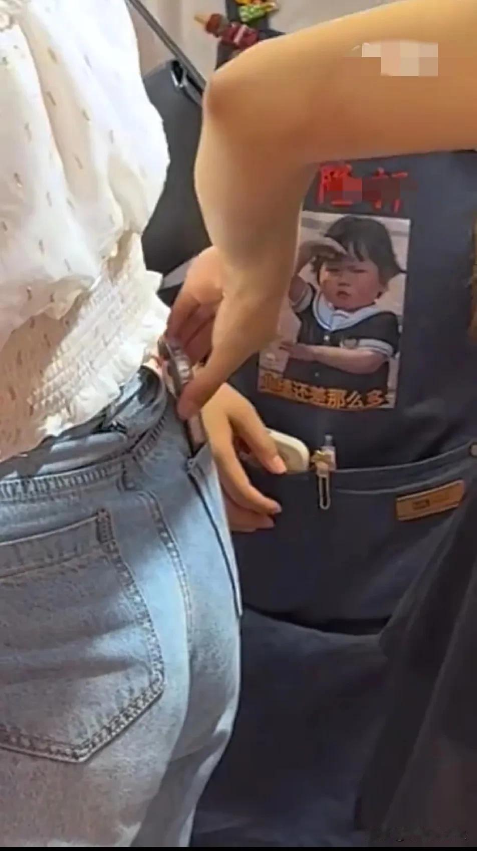 哈萨克斯坦网红来中国搞事情，超市小姑娘被她弄蒙了，反应让人吃惊。一位哈萨克斯