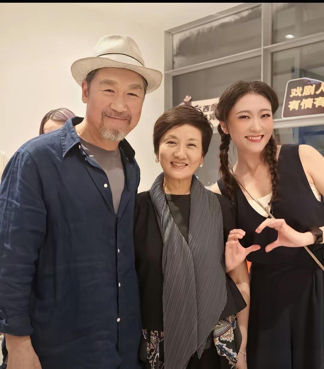 71岁张国立带妻子邓婕在深圳看话剧，被偶遇，并拍照留影，张国立老了，白胡须，戴着