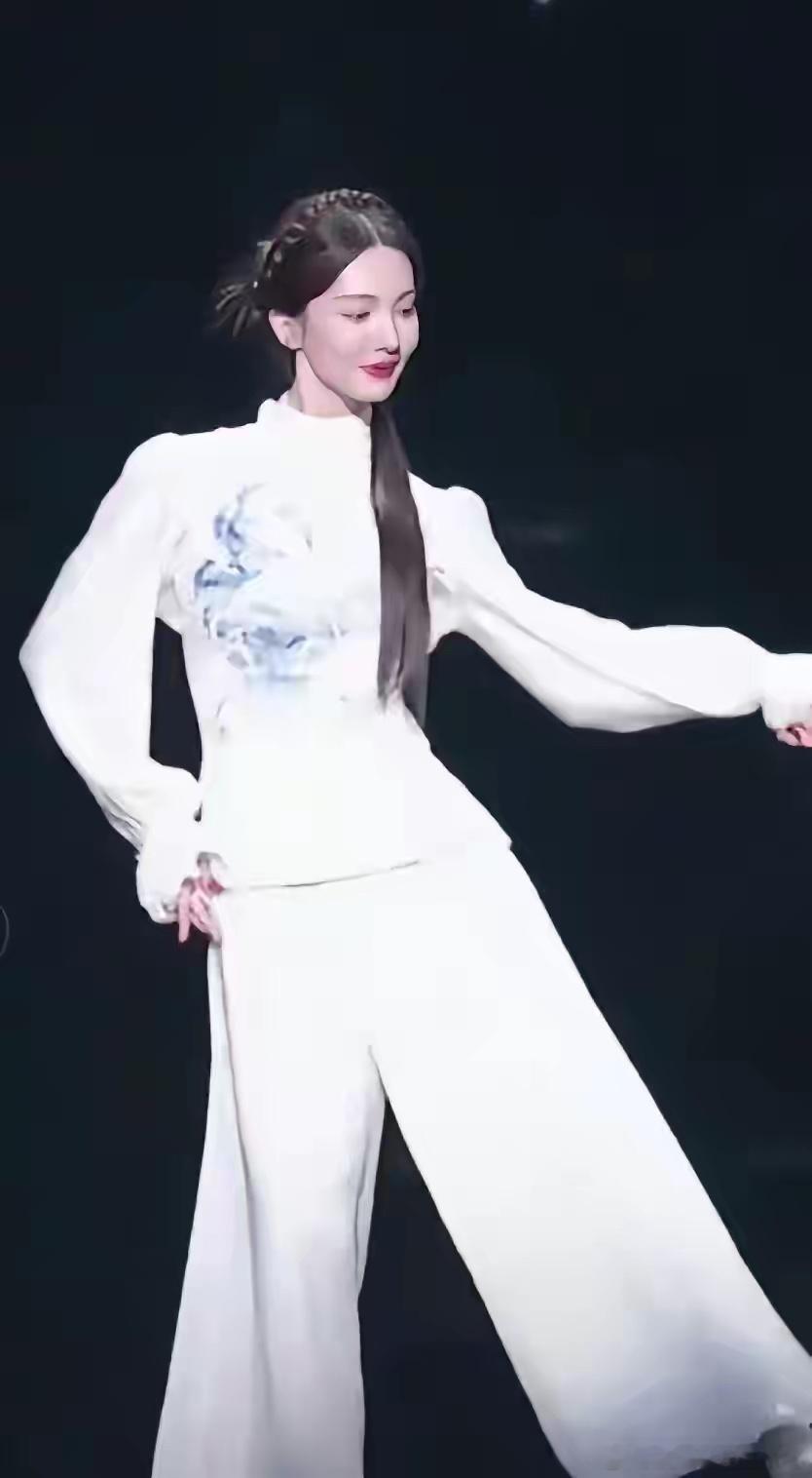 我问了在交警大队上班的表弟，金晨只是撞了指示牌和墙，为什么要别人顶包，表弟很认真