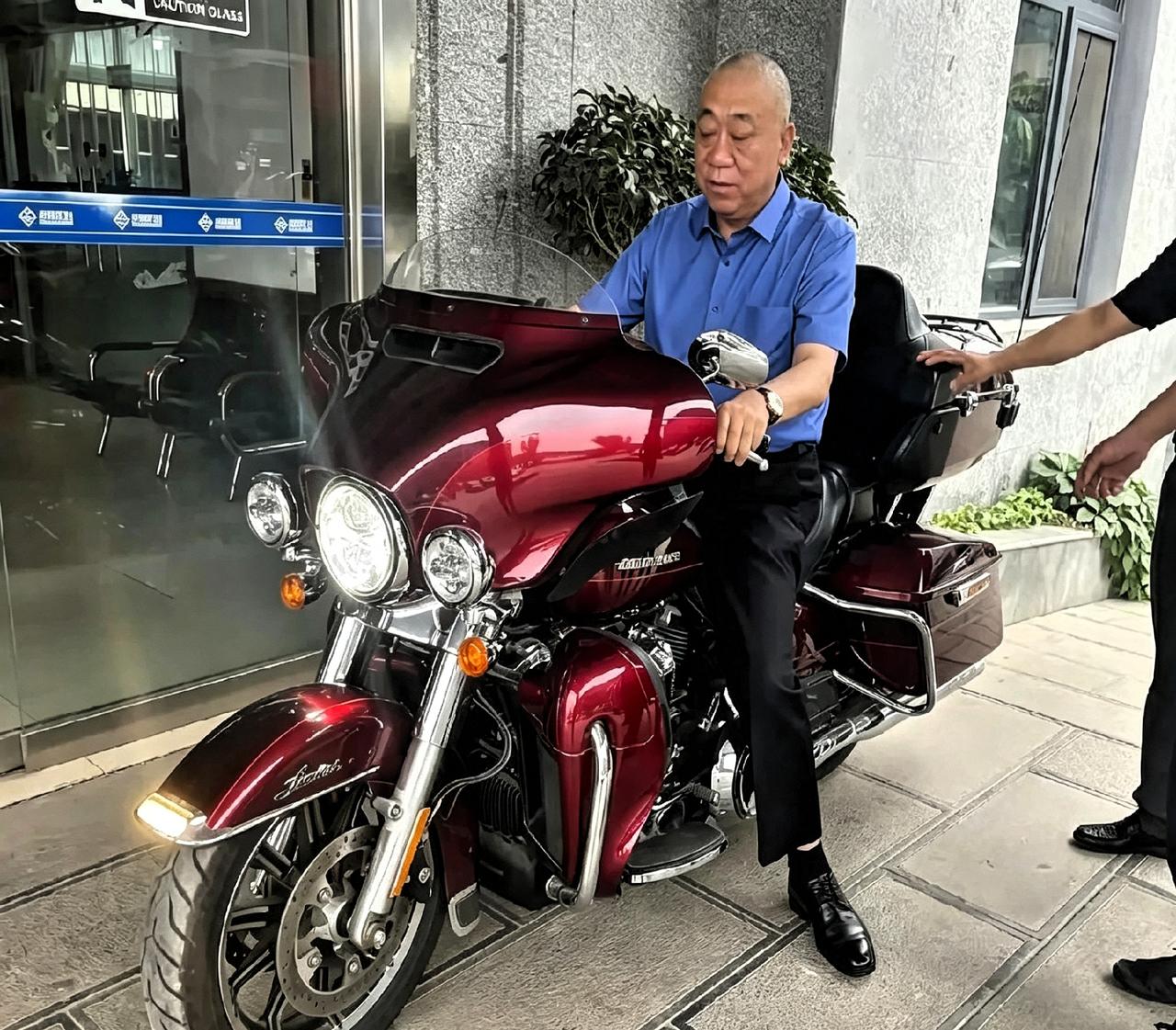 矿上偶遇崔总骑摩托，酒红色大哈雷真惹眼。蓝衬衫黑西裤，打扮挺随性，往那重机车上一