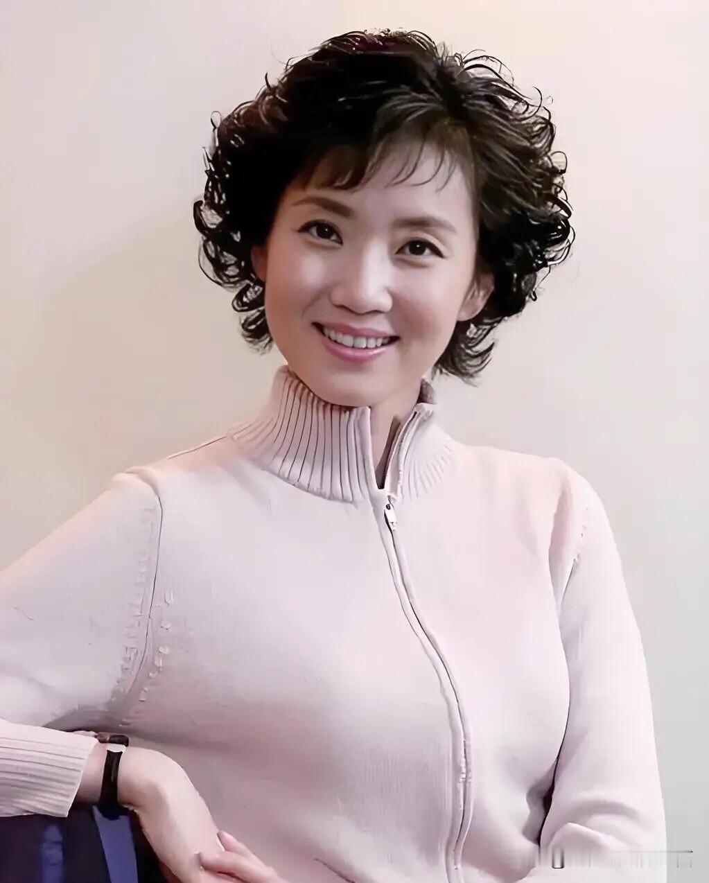 央视主持人李修平穿着休闲衫好有范，60多岁状态绝了，美到不知道用什么形容词来形容