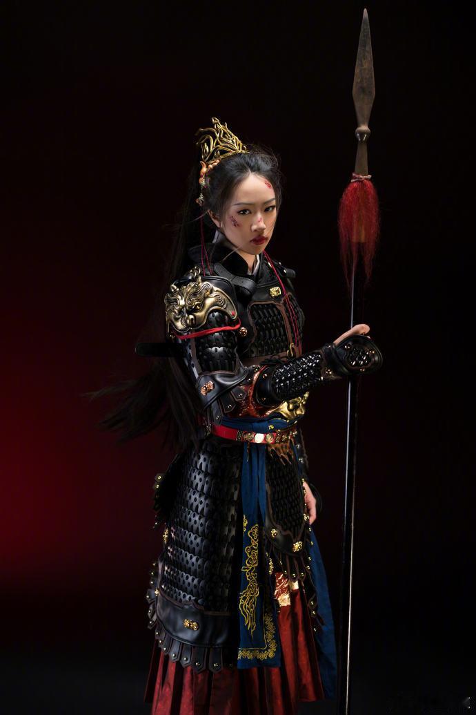 NeiNei穿中式婚服咱就是说，NeiNei这身盔甲造型真的太飒了，感觉下一秒就