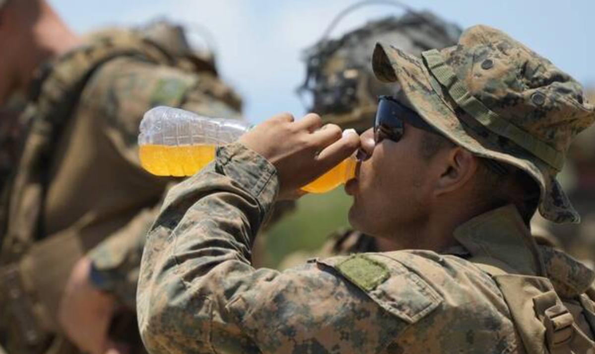 【打伊朗40天，美军喝掉200万罐能量饮料】在美军的军事文化中，咖啡与能量饮