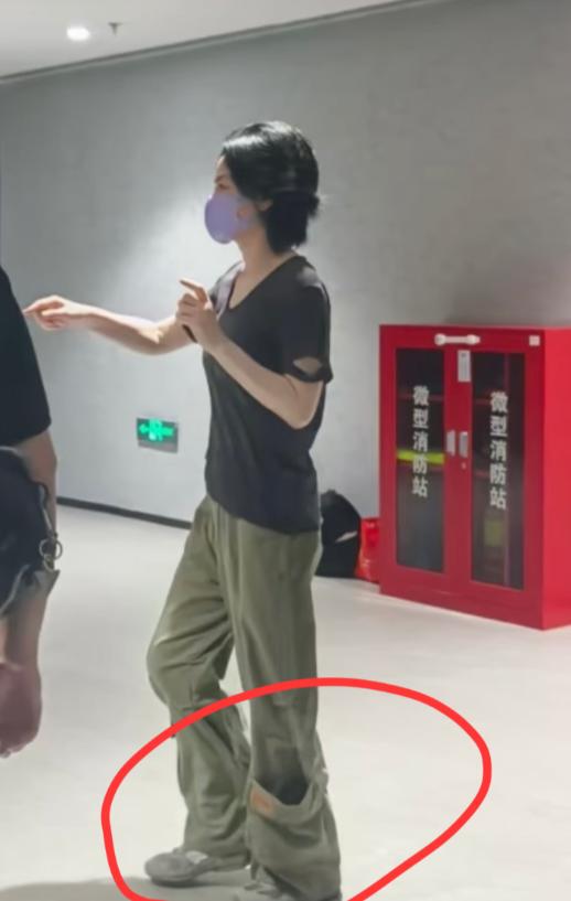 都在热议王菲身上那件不起眼的破洞短袖，但她脚上的那双鞋，才是真的不一般。最近