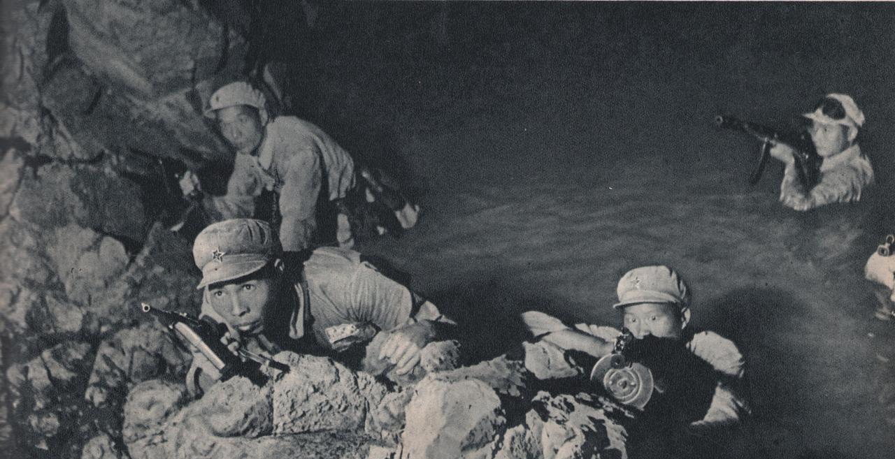 [呲牙笑]“二十响”+“波波沙”，比较少见的组合——1955年，我军指战员侦
