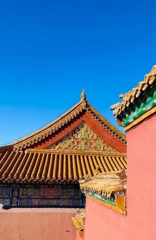 故宫缺钱到了什么地步，似乎永远入不敷出？故宫每年门票收入近8亿，文创收入大约15