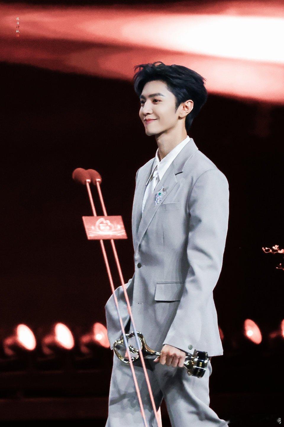 好适合穿西装的陈哲远一种体制内的帅…..