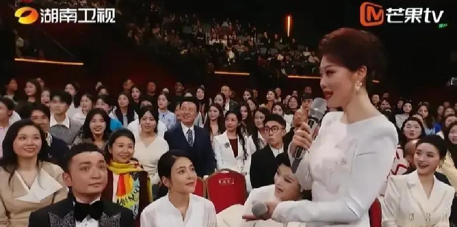 别再说主持人只是念稿子了。你看到她在金声奖颁奖礼上沉稳控场。你没看到她另一