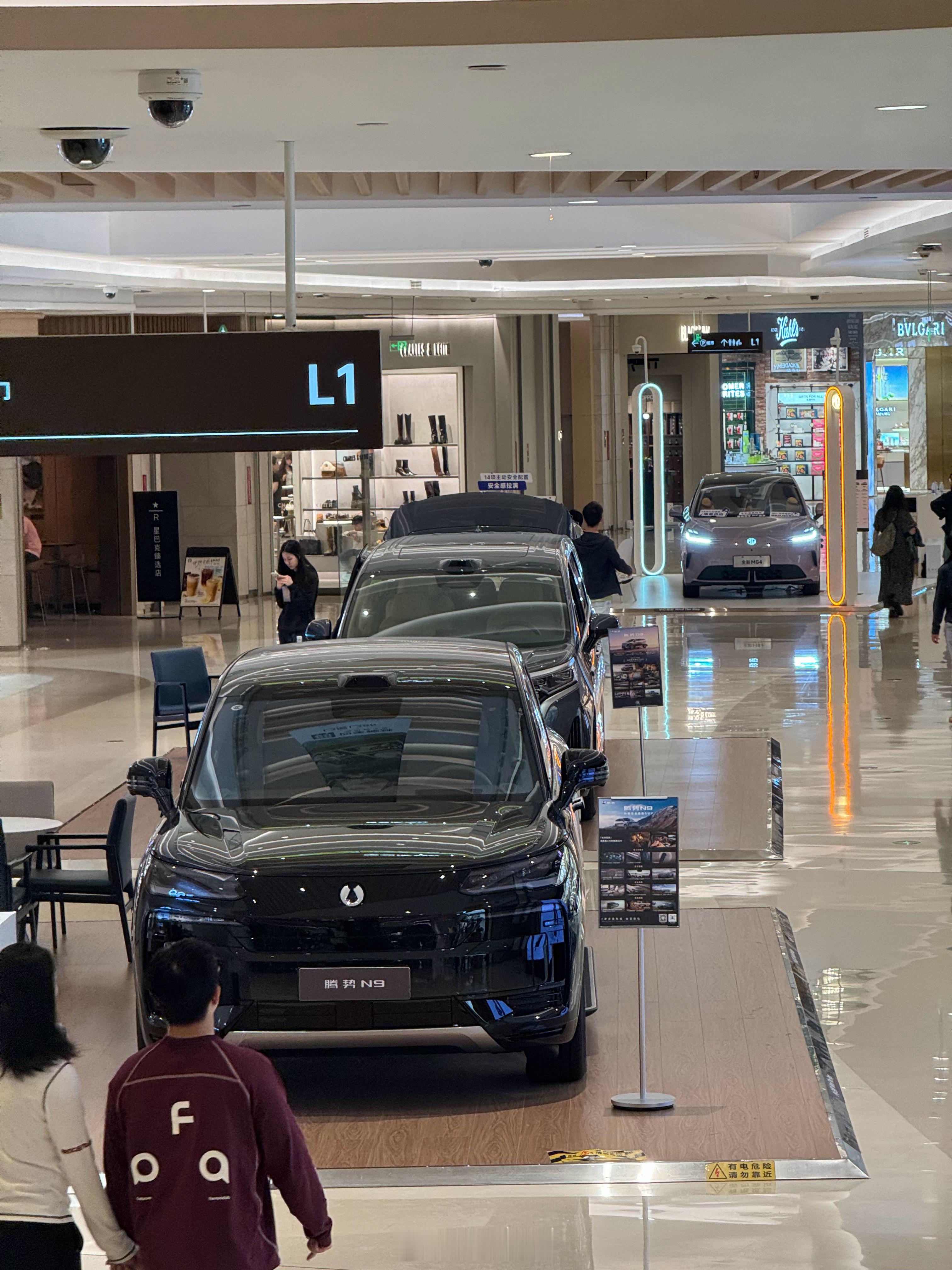 商场一楼的展位都要被比亚迪包圆了，钛3、钛7、N9…​​​