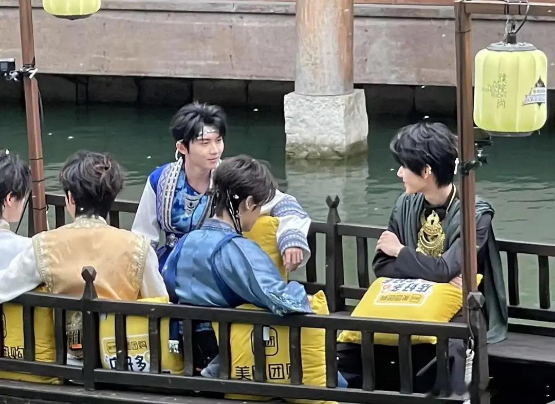 时代少年团就这样悄然无声的上班​​​