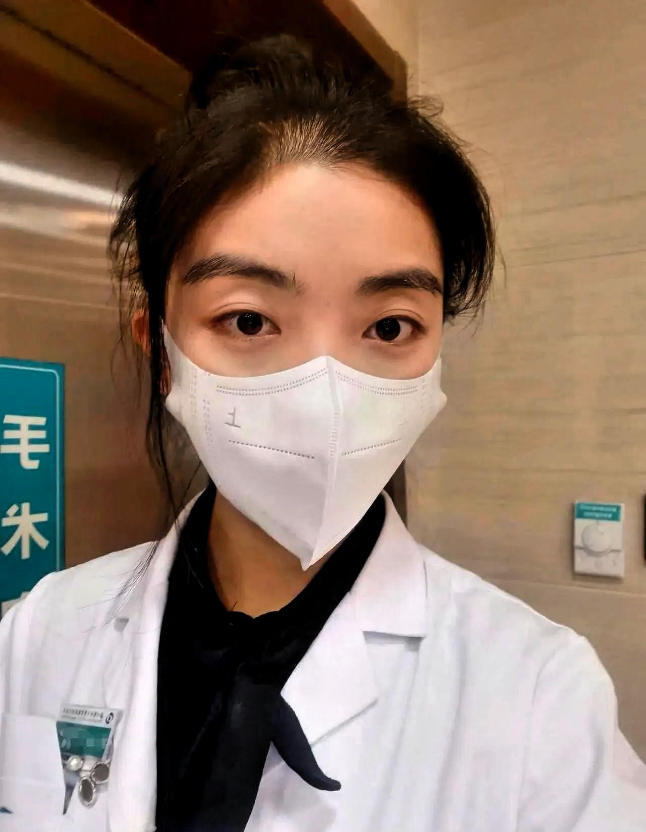 上海一位三甲医院的女医生，进手术室前，居然当着患者家属的面，把递过来的红包收下了