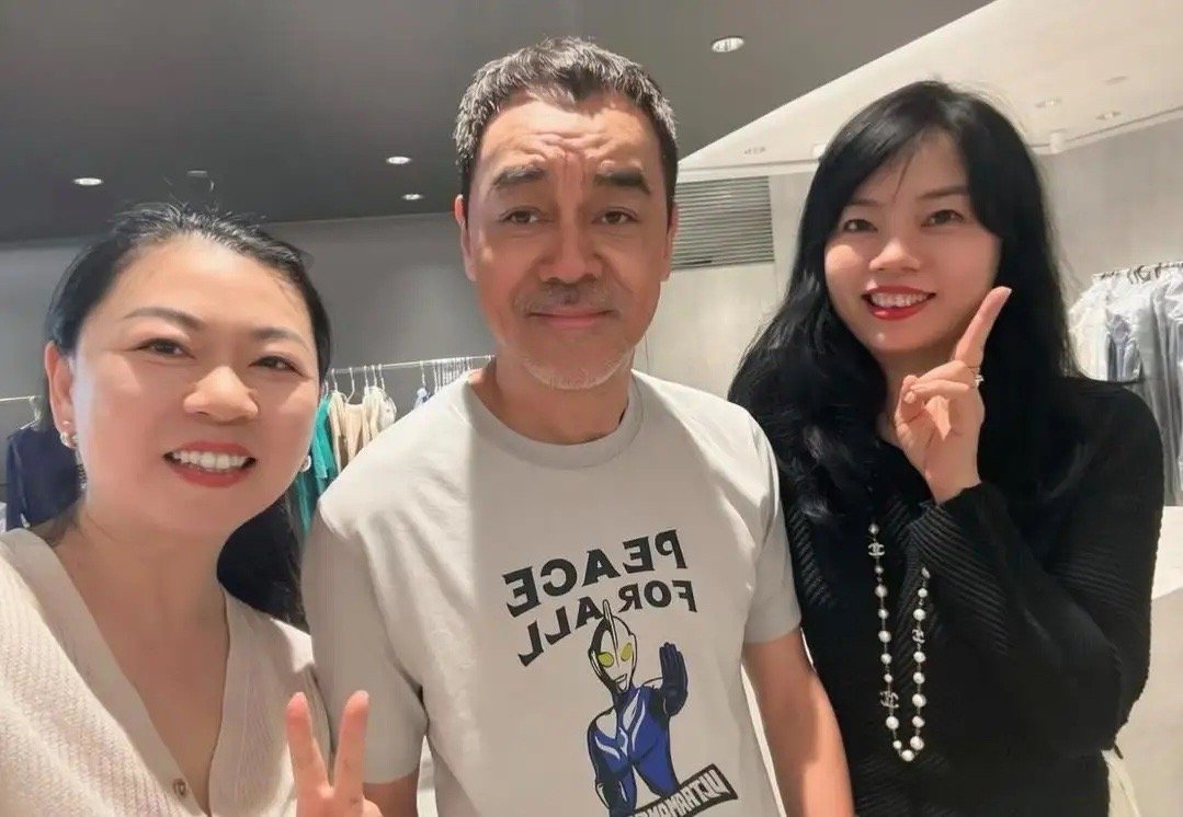 62岁刘青云和老婆郭蔼明现身香港一间服装店购物，他的肤色比年轻时白了不少，状态不
