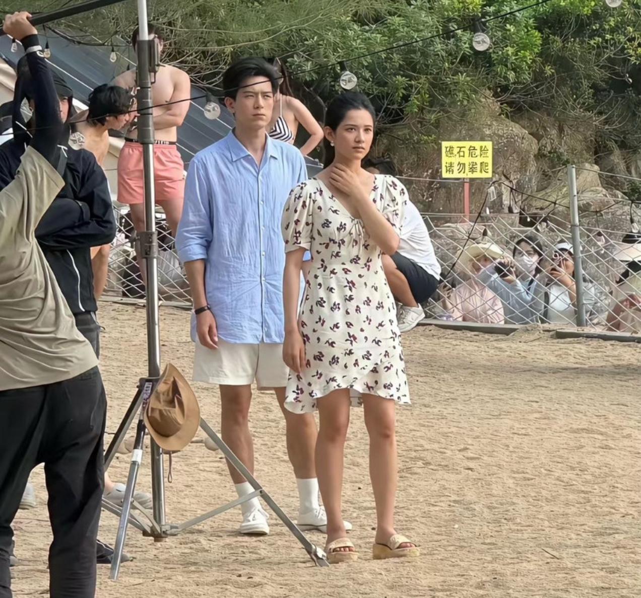李现张婧仪路拍长这样，普普通通的在路上看到都认不出来。