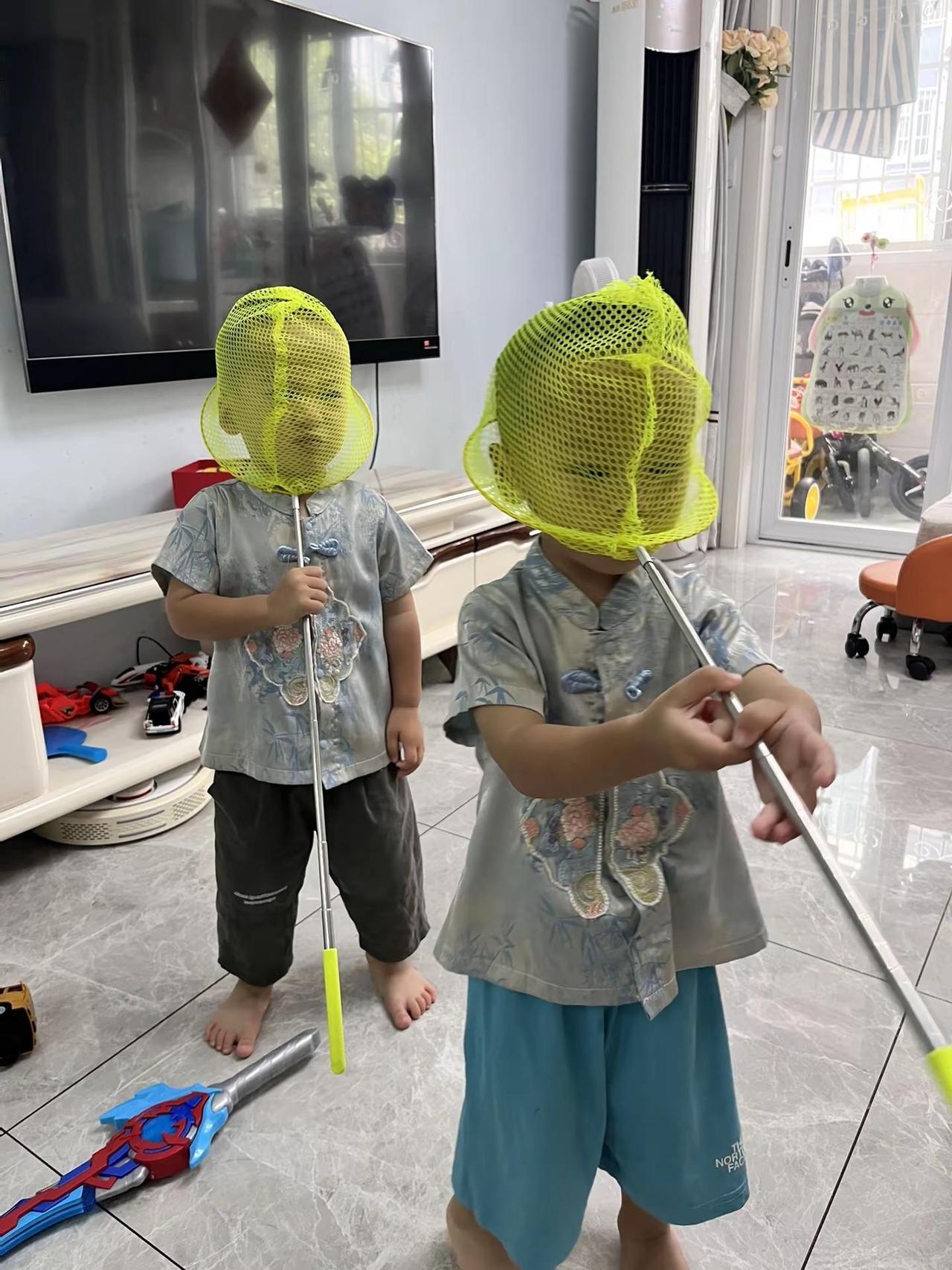 抓鱼！宝宝的搞笑瞬间无忧无虑的年纪