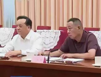 吐槽着装不正规，这有意思吗？某次会议，别人都是正装：白上衣黑裤子，而于东来却很