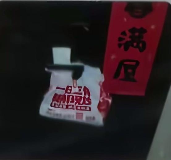 快递餐挂门把手上引发的事件！重庆的李女士，因为快递小哥把快递挂在她家的门把手上
